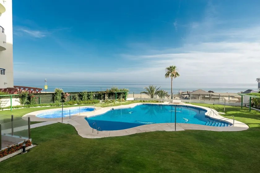 Appartement de vacances \"Banana\" avec vue sur la mer, piscine partagée et climatisation. - Image 1