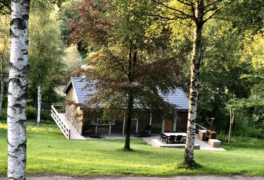 Skandinavisches Chalet in üppigem Grün und Wald ... - Image 1