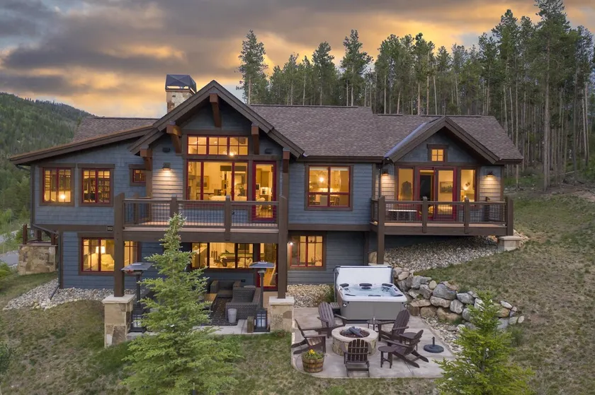 Spacious Elegance, 5 en-suites, hiking trail to town, packed with amenities! - Image 1