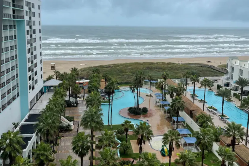 Breathtaking waterfront view from the 9th floor with shared pool and hot tub - Image 1