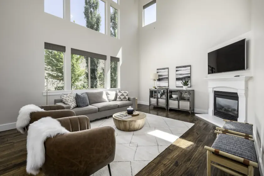 Clean, modern, golf course home w/ incredible mtn views, close to hike/golf/ski. - Image 1