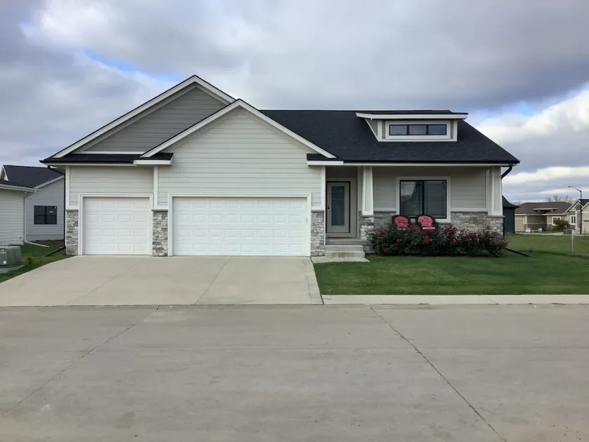 Farmhouse style Villa with front porch, 4 bedroom, 3 baths, and 2 living areas - Image 1