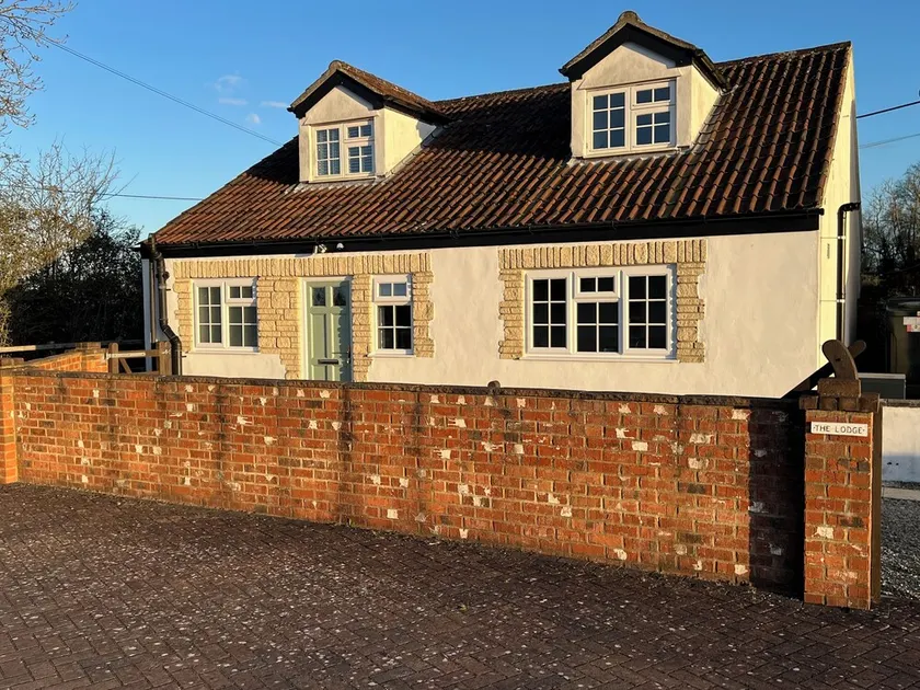 The Lodge, South Cotswolds, contemporary rural home, Spa Pool, views, parking - Image 1