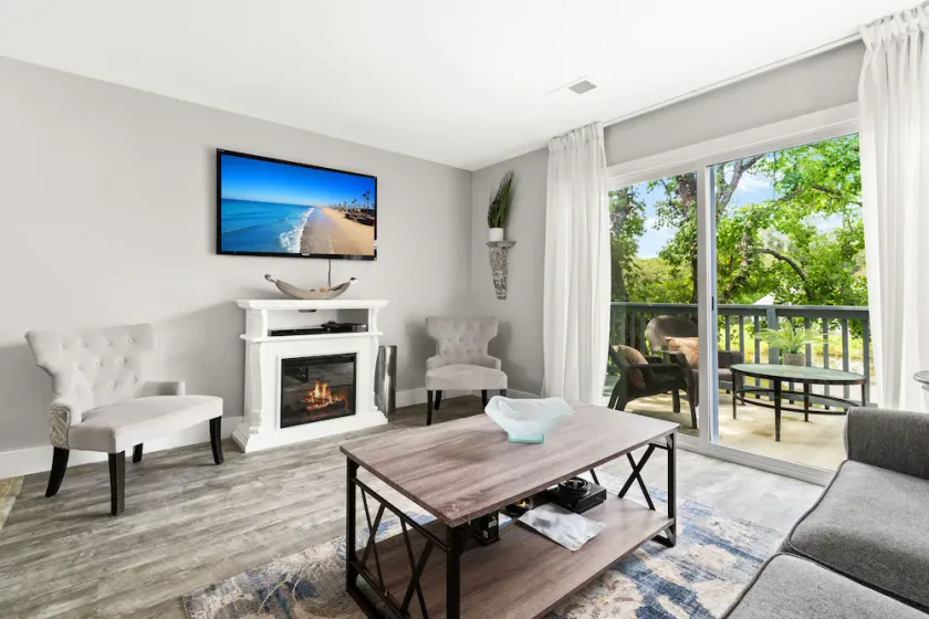 Modern, newly renovated condo overlooking - Image 1
