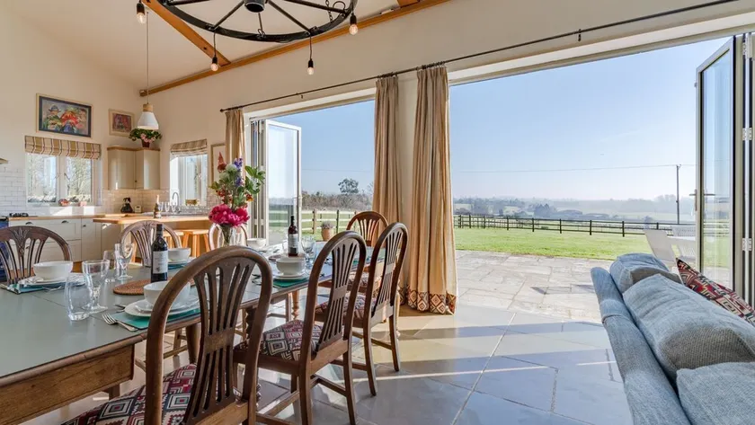 The Old Barn, Witney - sleeps 6 guests in 3 bedrooms - Image 1