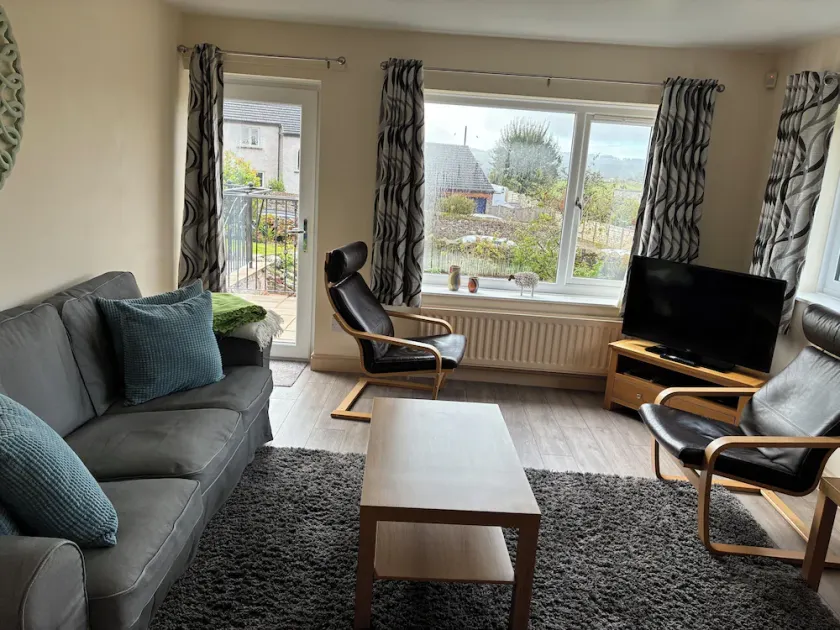 Village Cottage med udsigt til fells, omgivet af godt præsenterede haver - Image 1