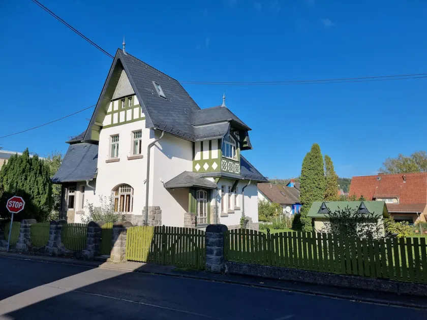 180 sqm art nouveau villa in Kannebäcker Land, good transport links to A3 and A48 - Image 1