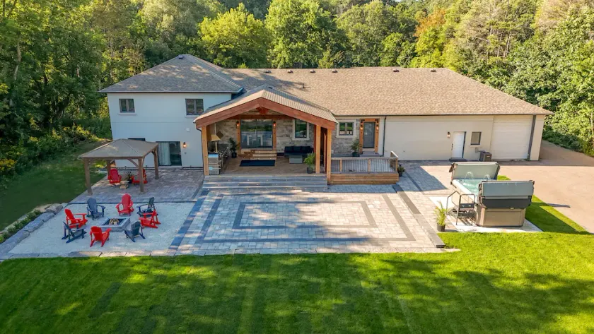 King Estate Barrie w Private Spa | 7 Bedrooms | Sleeps 20 | 5min to Downtown - Image 1