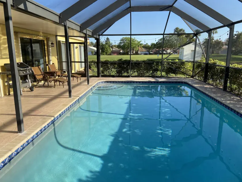 Comfortable 3-bedroom waterfront villa with heated pool - Image 1