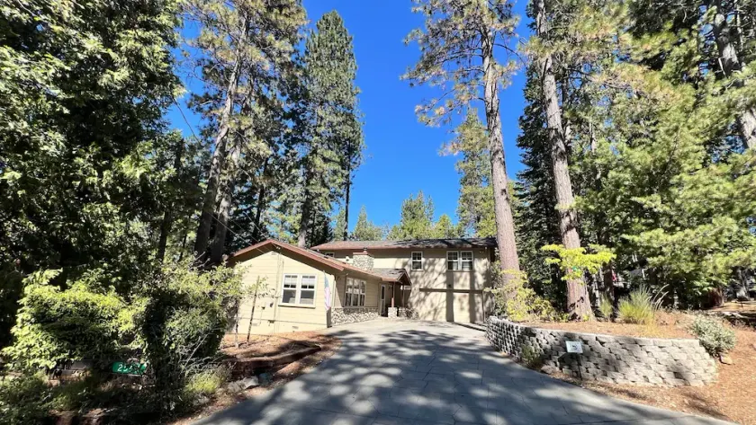 Spacious, Family Friendly, Hot Tub, Game Room, Forest View, Fireplace, 2 decks - Image 1