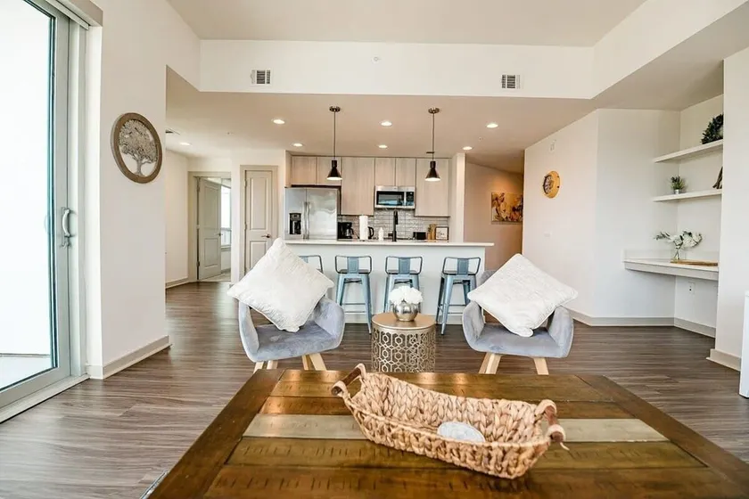 Uptown Fully Furnished 2BR Apartment apts - Image 1