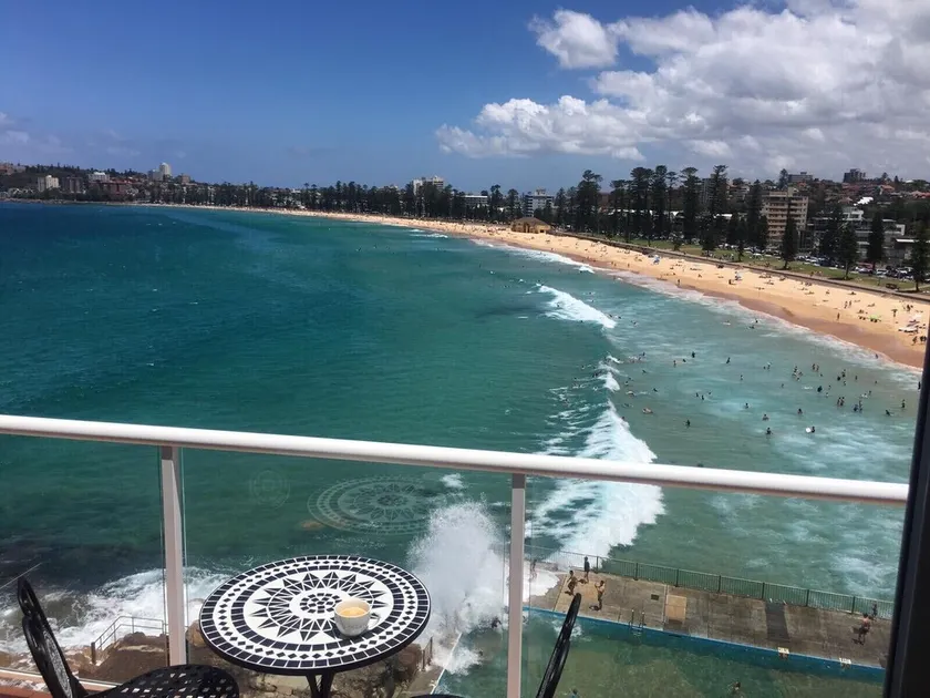 Waterfront apartment with stunning views over Manly beach - Image 1