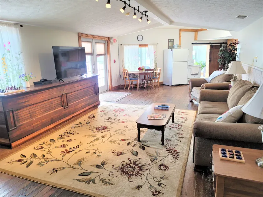 Historic Hardware Inn with River Views: Ely Suite - Image 1
