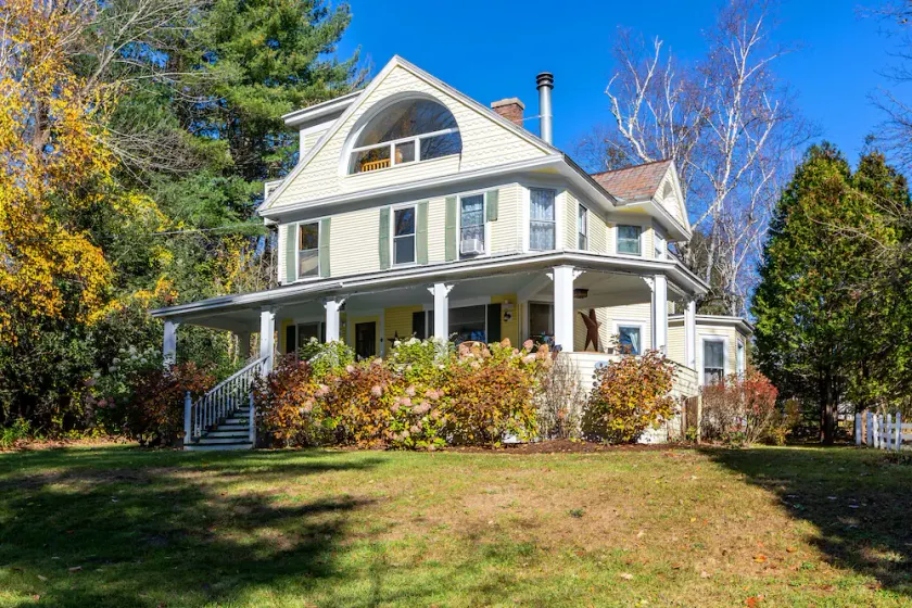 Gorgeous Mountain View in Manchester, Shopping, Dining, Spa. 5 min walk to town. - Image 1