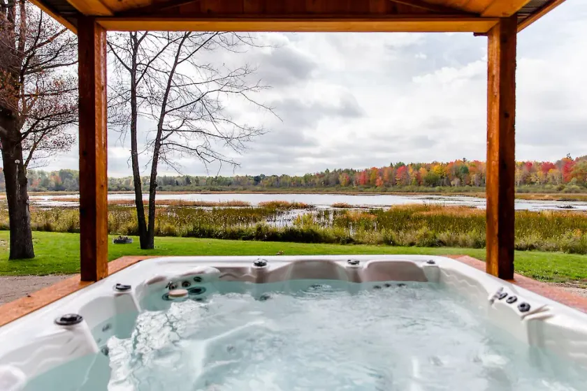 Luxury Lake Cottage at Meemo's Farm - Image 1