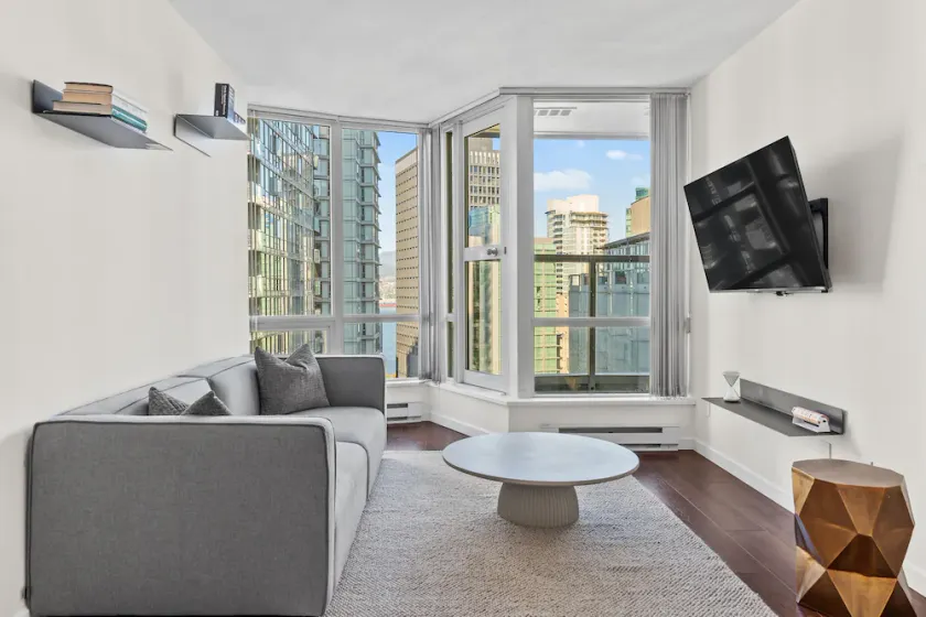 1-Bedroom Condo in Coal Harbour with Free Parking and AC - Image 1