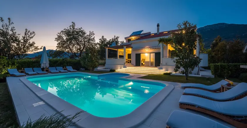 Villa with pool and jacuzzi - Image 1