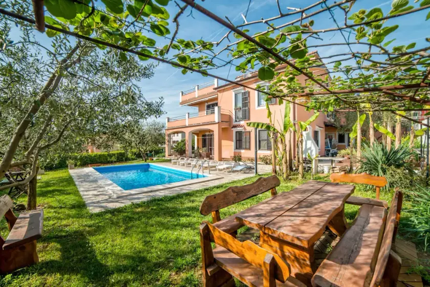 Apartment 821/1924 (Istria - Pula), 2800m from the beach - Image 1