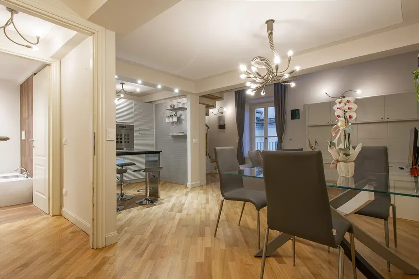 Elegant apartment with parking, air conditioning, Wi-Fi, in the Old Town, with a view - Image 1