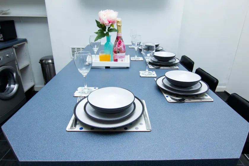 Leeds City Centre House Sleeps 8 Comfortably - Image 1