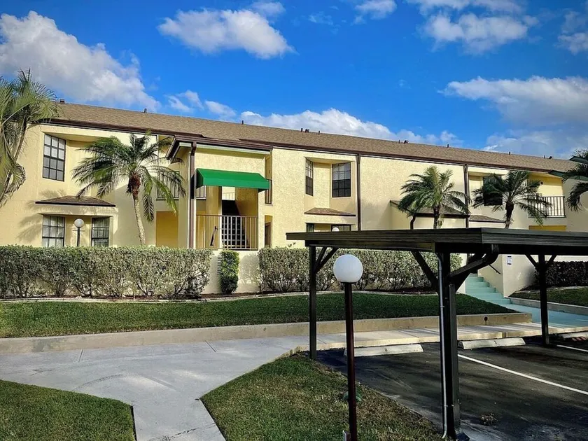 Newly Furnished & Remodeled Gulf Coast condo close to shopping beaches & airport - Image 1