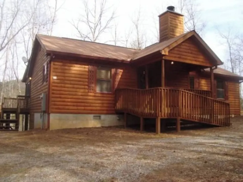Come Relax! This 2/2 log cabin with a hot tub sits high in the mountains - Image 1