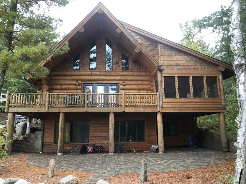 Log Cabin on beautiful Howard Lake. - Image 1