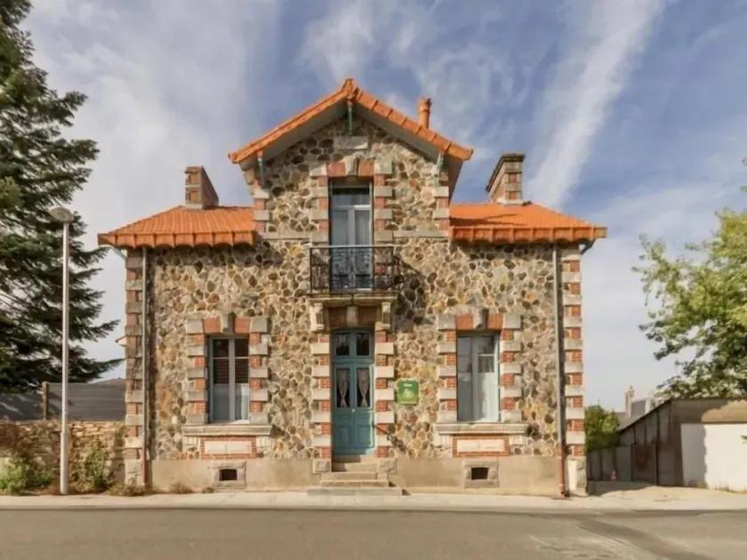 Charming 20th-Century House, 8 Bikes, Garden, Ping-Pong, Near Amenities - Image 1