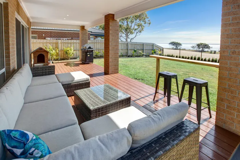 Holiday with water views and modern luxury amenities - Image 1