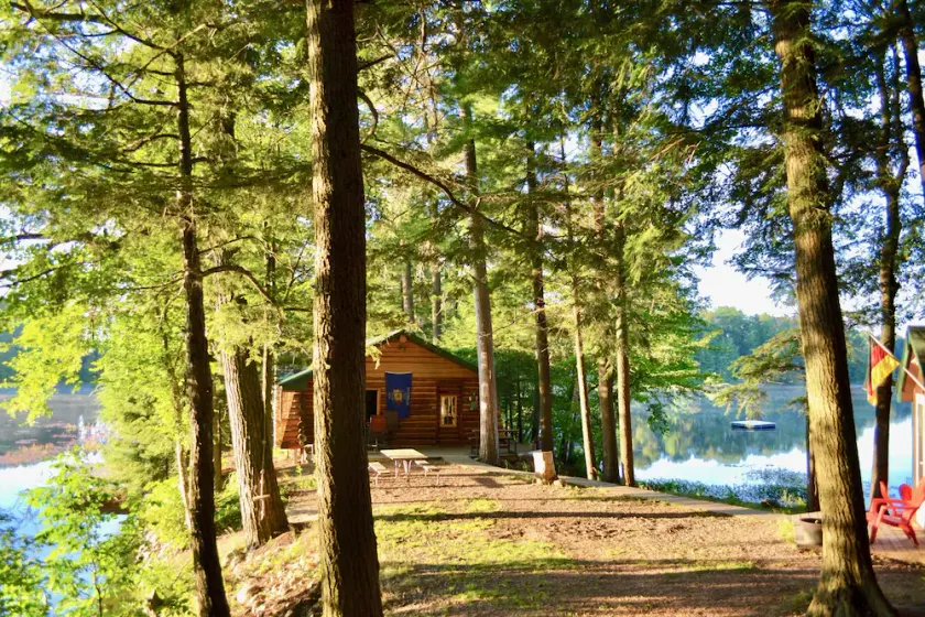 LAKE CABIN - tidløs skønhed Beliggende 15 'fødder væk fra vandet på 150' halvøen - Image 1
