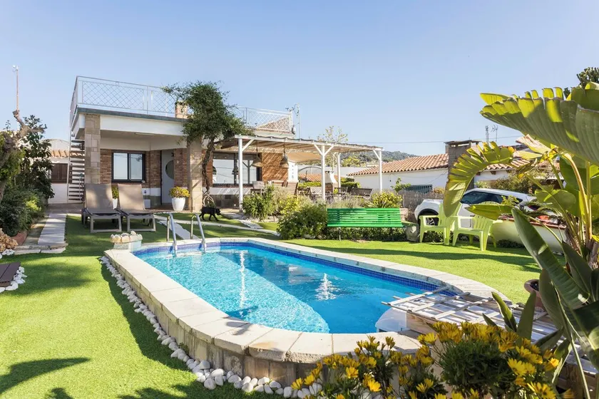 House with sea views, garden and pool - Image 1