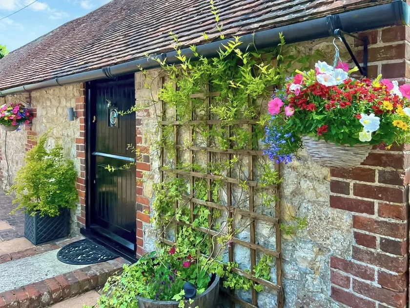 2 bedroom accommodation in Sellindge, near Folkestone - Image 1