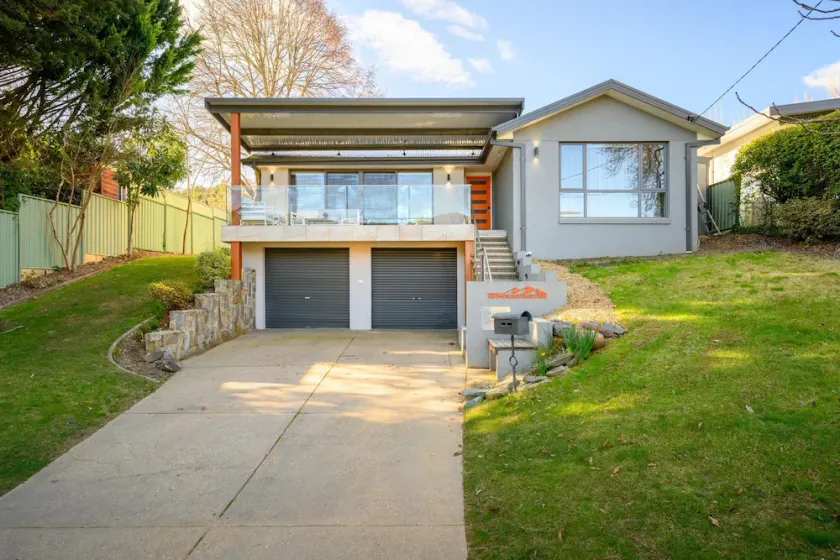 13 Mountbatten - Modern, Fun and Stylish Pet Friendly Home in Central Bright - Image 1