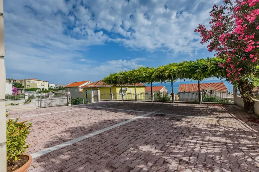 Apartments and rooms Zorka, (13613), Duce, hr - Image 1