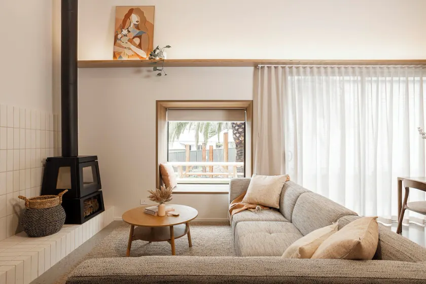 Warm and welcome three bedroom home with full kitchen, walking distance to town. - Image 1