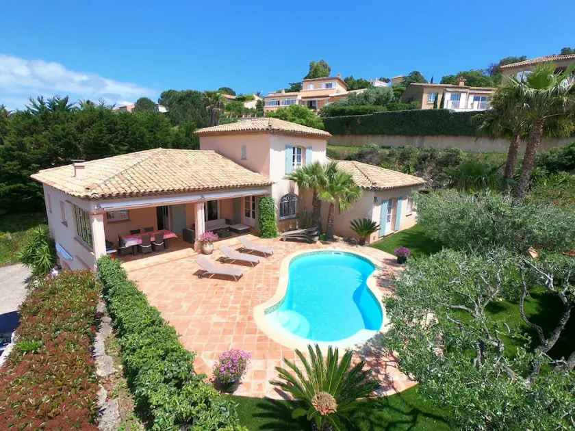 Luxury villa in a residential area with private pool overlooking the golf course - Image 1