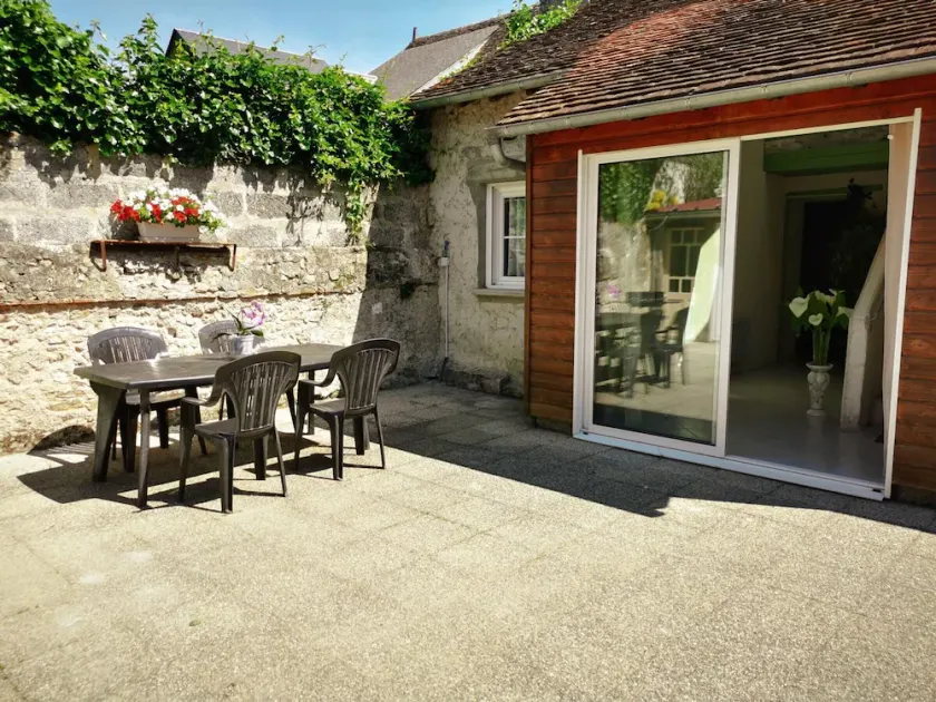Charming Family-Friendly Cottage in Descartes - All Inclusive, Close to Top Tourist Sites - Image 1