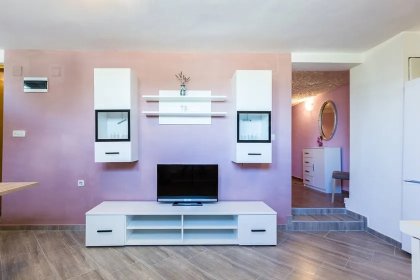 AMAZING 1 BED. APARTMENT-10 MINUTES WALK TO BEACH! - Image 1