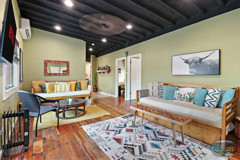 Downtown Lake Geneva Hideaway Walk to Lake Music Dining Balcony Sleeps 16 - Image 1