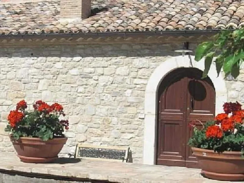 Abruzzo. Casa rural cercada por oliveiras perto do lago - Image 1