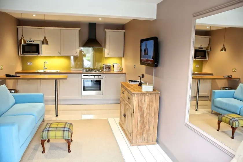 Apartment Just Minutes from Salisbury & Stonehenge with Countryside Views - Image 1