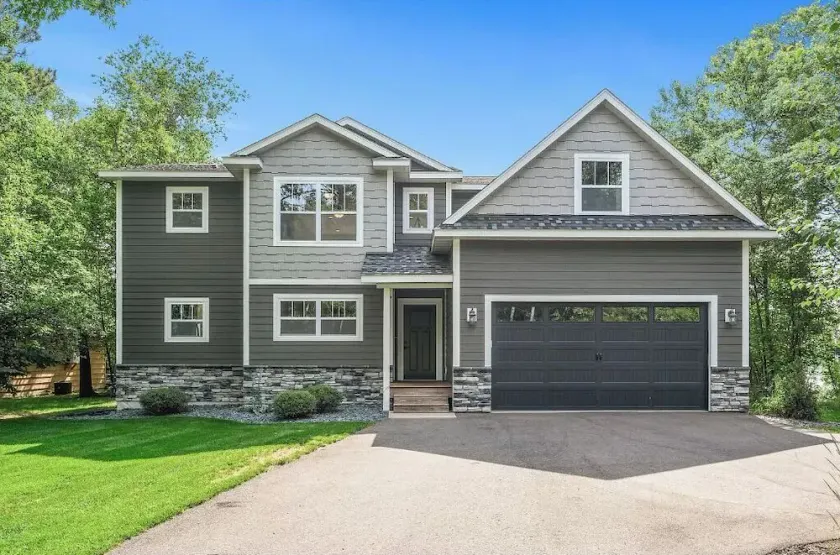 Exceptional property on Pelican Lake! Short walk to Breezy Resort, beaches, park - Image 1