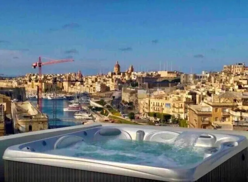 Suite Penthouse Deluxe: jacuzzi, terrazas privadas, impresionantes vistas! - Image 1