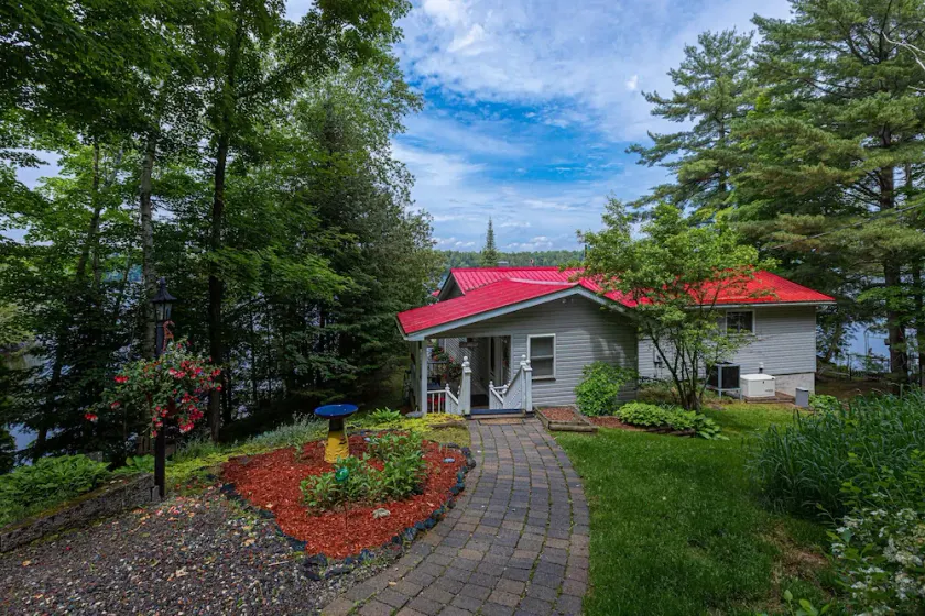 Lake Cottage of your Dreams!! - Image 1