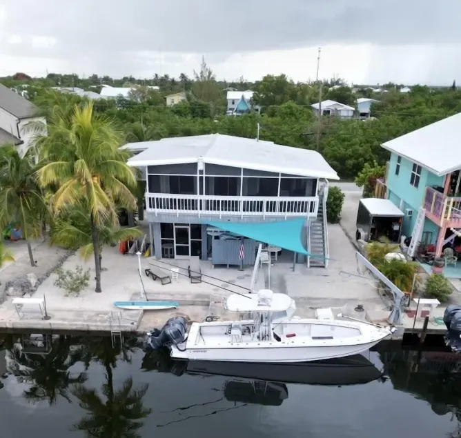 Excellent boating location-65 ft frontage on deep canal - Image 1