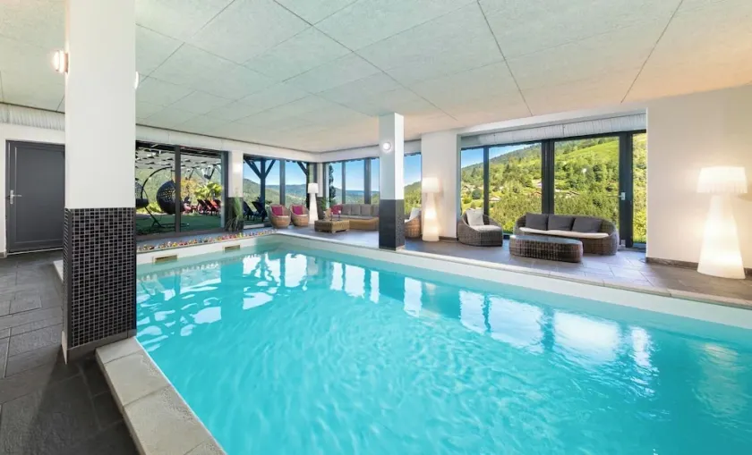 Piscine intérieure, espace bien-être, et terrasse au coeur des Vosges - Image 1