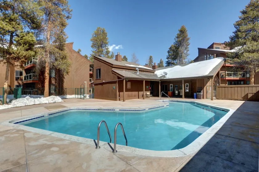 Mountain Studio til 2 med pejs | Pool + Hot Tub Access - Image 1