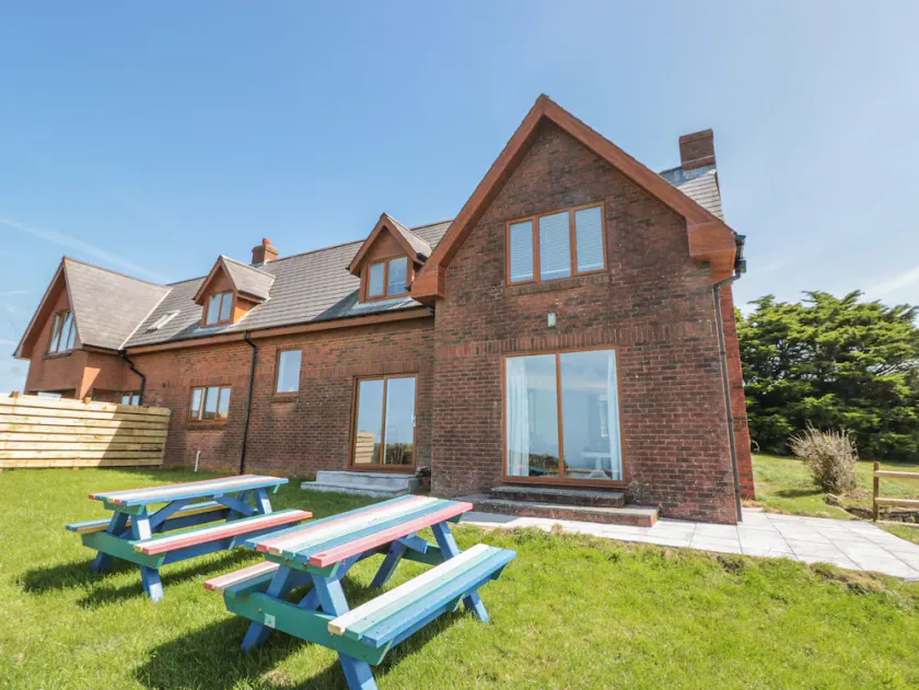HALLS FARM, family friendly, character holiday cottage in Poughill - Image 1
