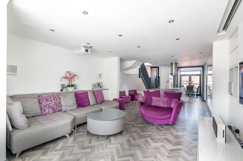 Modern duplex apartment with Cinema, sleeps 6! - Image 1
