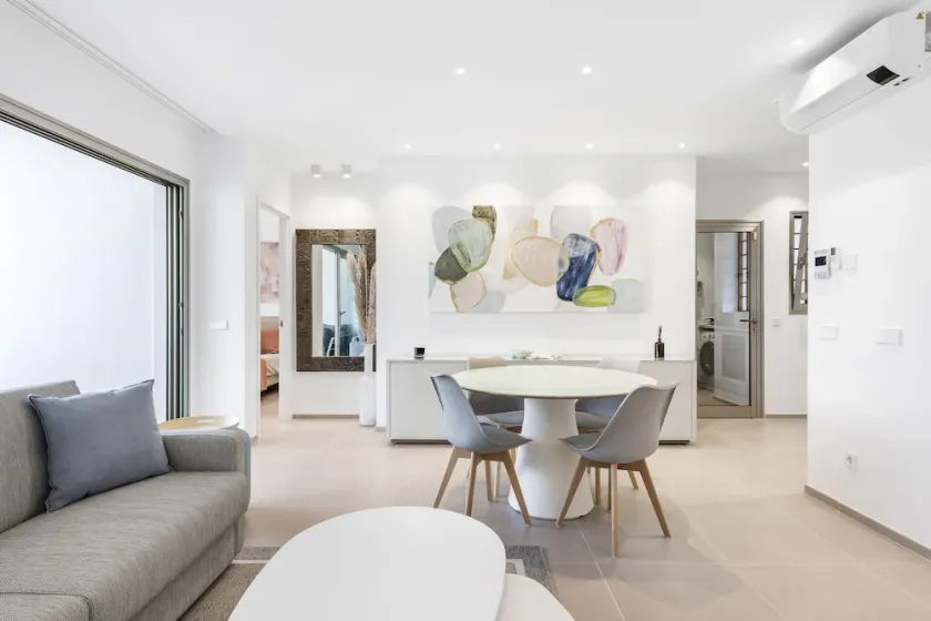 Luxury apartment: air conditioning, swimming pools, heating, gym, fibre optics, garage - Image 1